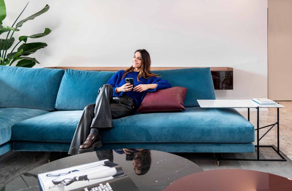 Гостиная по дизайну БертО в Алессандрии: Eva Squillari сидит на диване Dee Dee